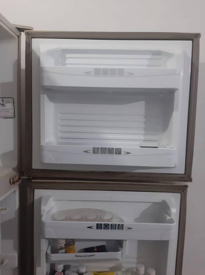 dowlance refrigerator in running condition 1