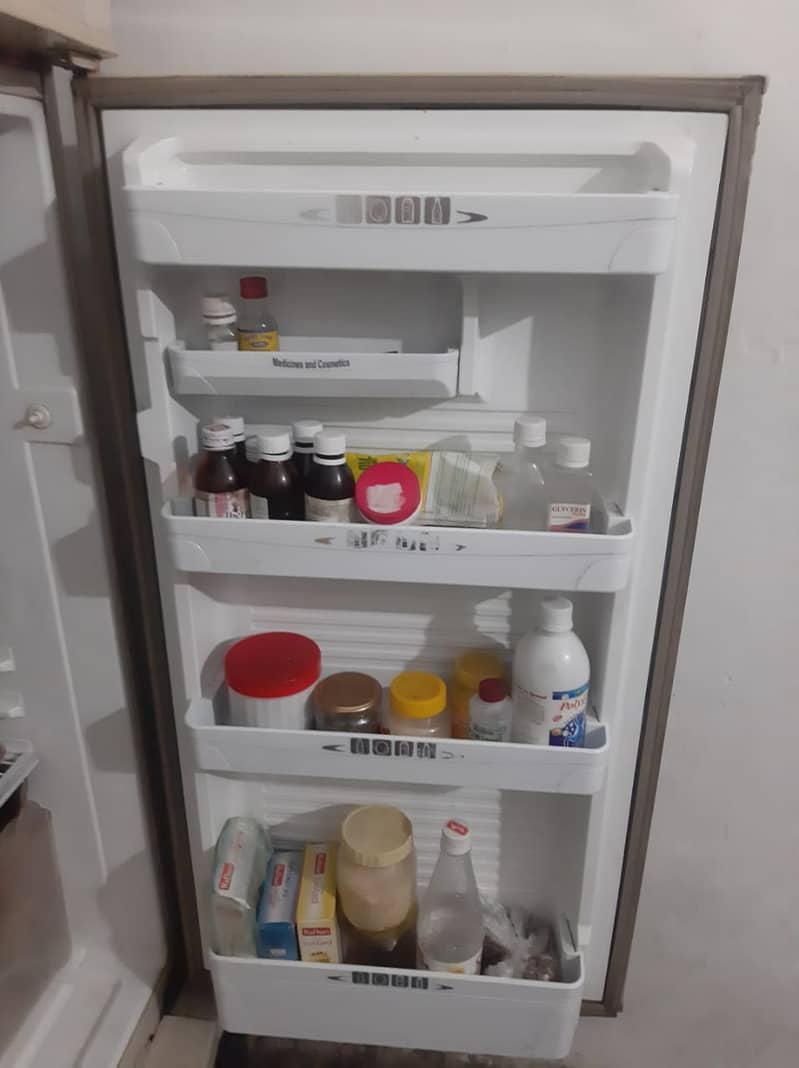 dowlance refrigerator in running condition 2