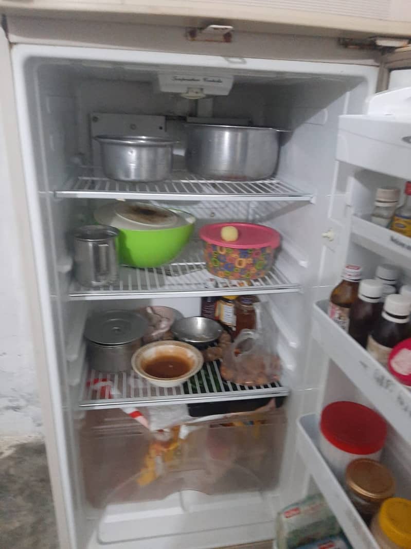 dowlance refrigerator in running condition 3