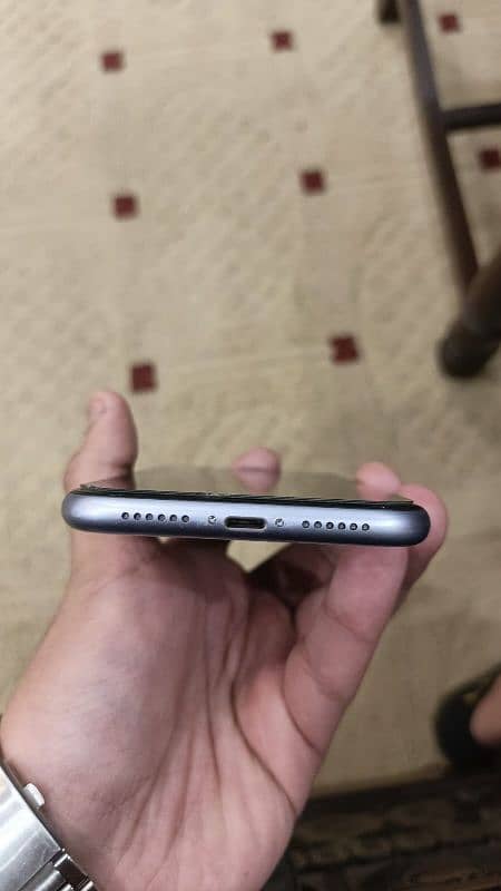 iphone 11 10/10 condition non pta 4