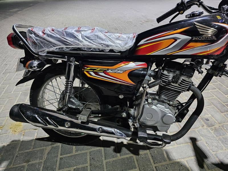 Honda 125 CG Bike Fresh Conditionn0.3. 0.8. 4.5. 2.1. 0.5. 3 no need work 2