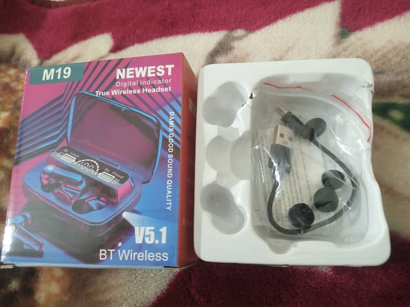 M19 Earbuds 0