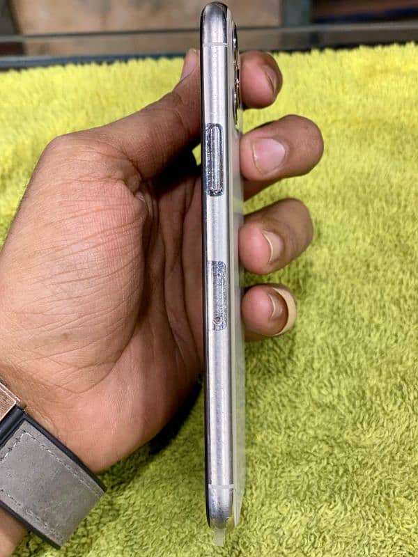 IPHONE 11 PRO FACTORY UNLOCKED 4