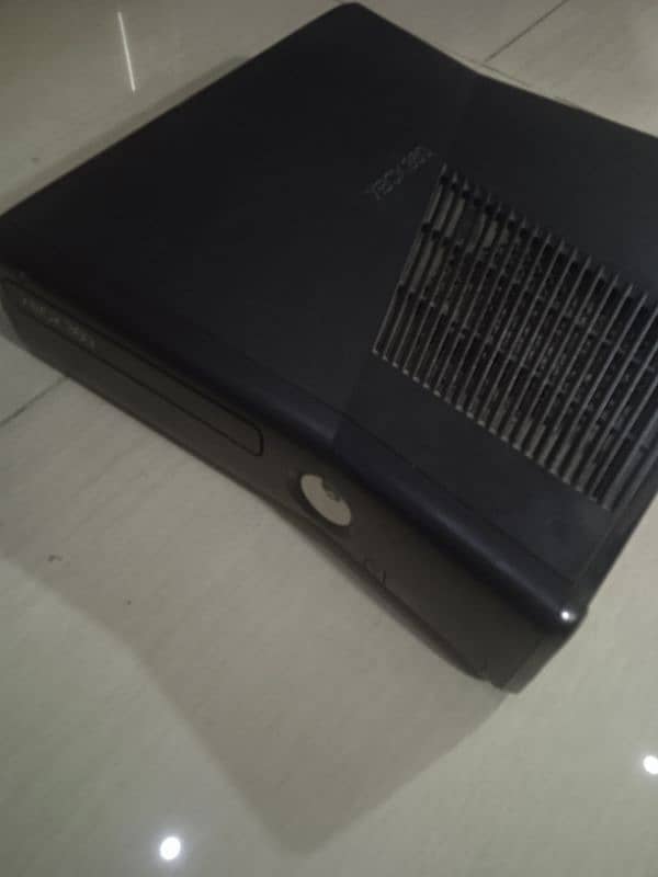 Xbox 360 Slim with kinect Great condition 0