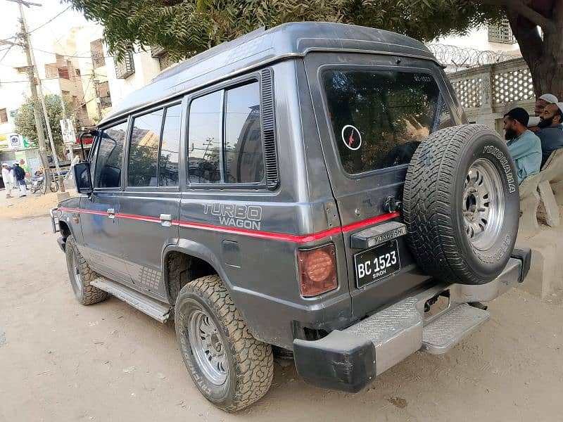 Mitsubishi Pajero 1990 5