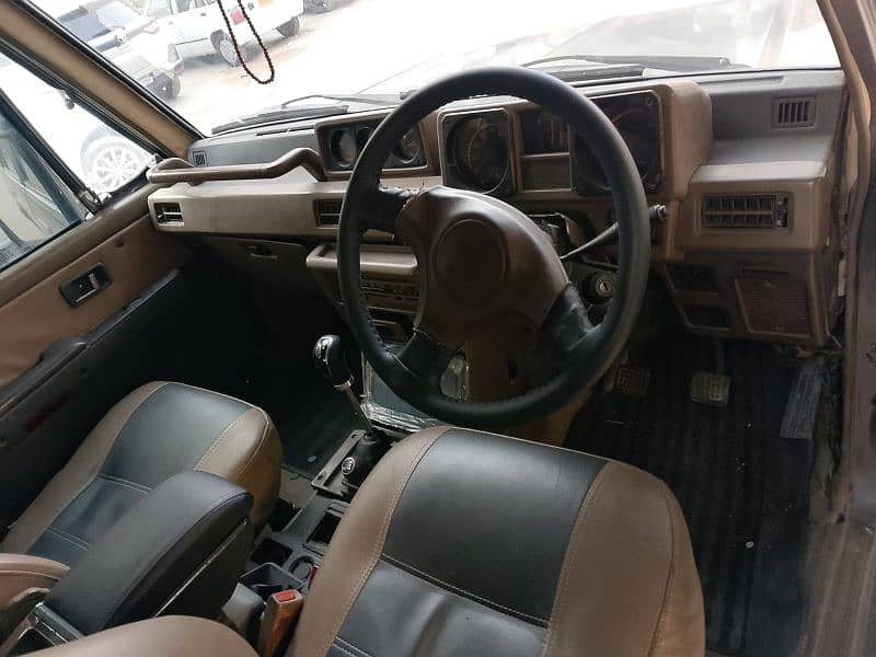 Mitsubishi Pajero 1990 6