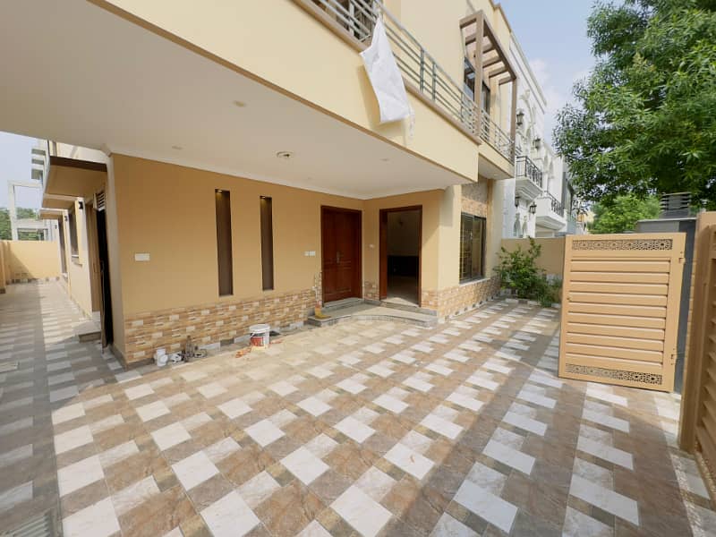 10 Marla Luxury House For Rent In Very Hot Block 0