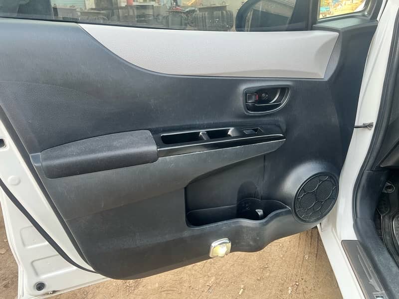 Toyota Vitz 2012/2016 Genuine in Excellent condition 9