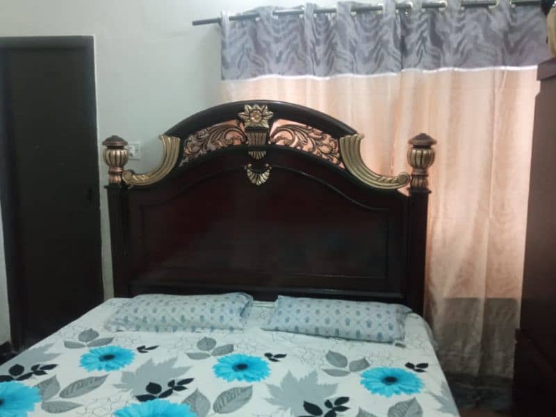 Bed with dressing  and side tables 3