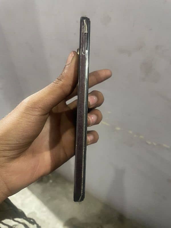 vivo y18 ha dabba aur charger iske sath hai Baki bilkul okay hai 3