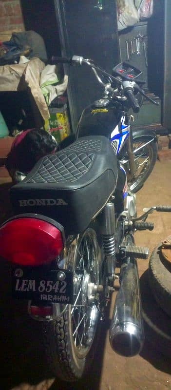 Honda 125 cc 2009 modal h tyar ki howa h engine bhi all ok h 1