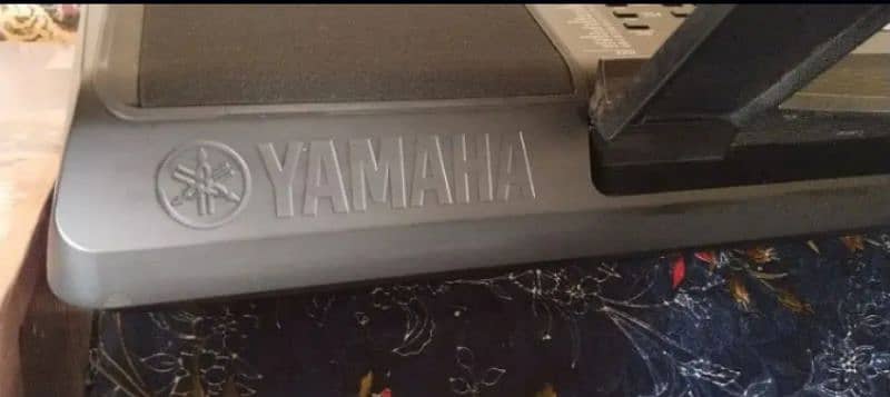 Yamaha digital keyboard e373 6