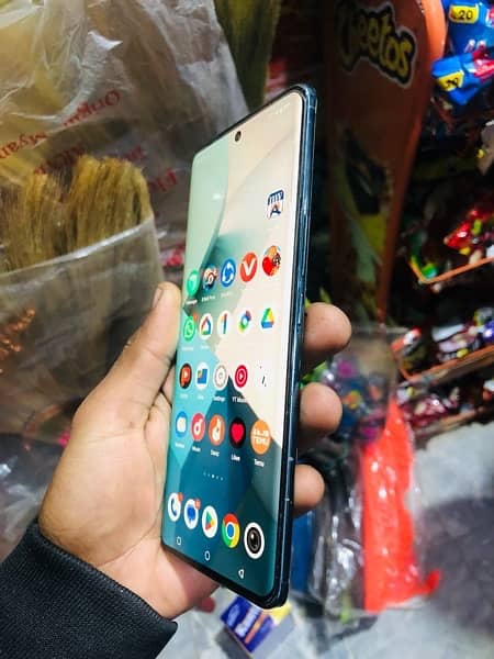 Vivo V30 6