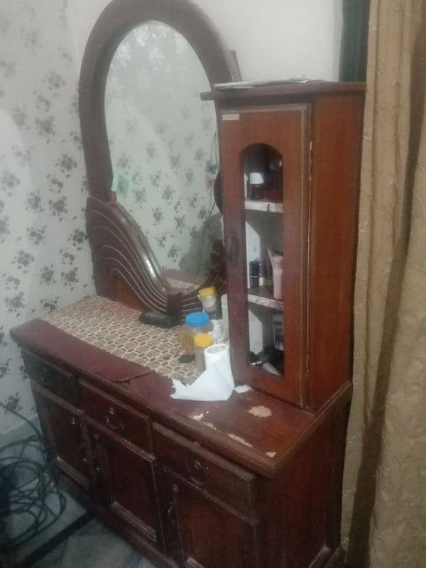 DRESSING TABLE 0