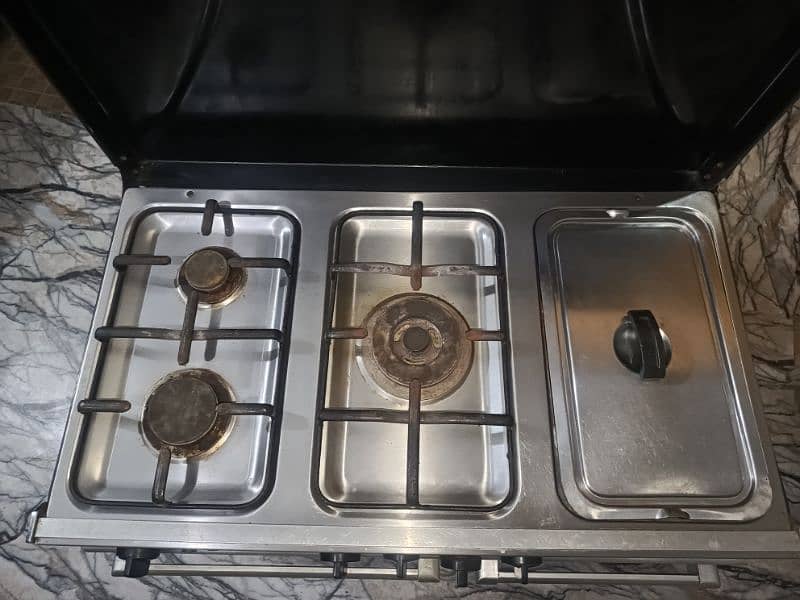 Welcome Cooking Range in Good Condition 9