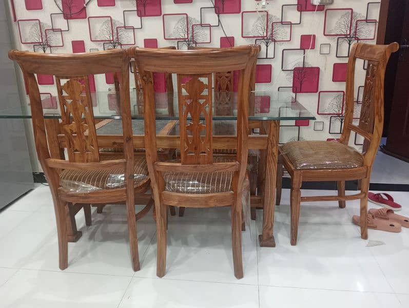 Original Oak wood colour with Six chair all in perfect condition. 0