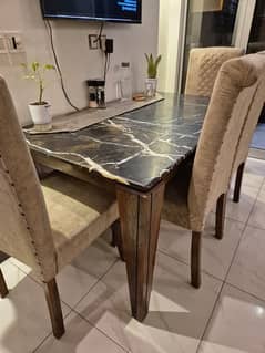 Dining table in excellent condition with 6 comfortable chairs