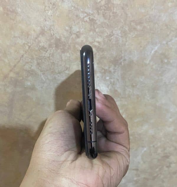 iPhone Xs Max |  Non PTA 6