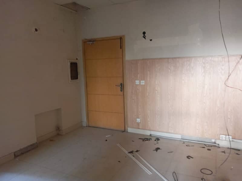 Gulberg Main Market 1350sq. Feet Office 3 Beds For Office 2