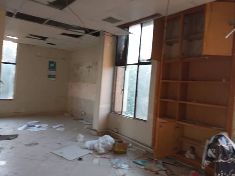 Gulberg Main Market 1350sq. Feet Office 3 Beds For Office 6