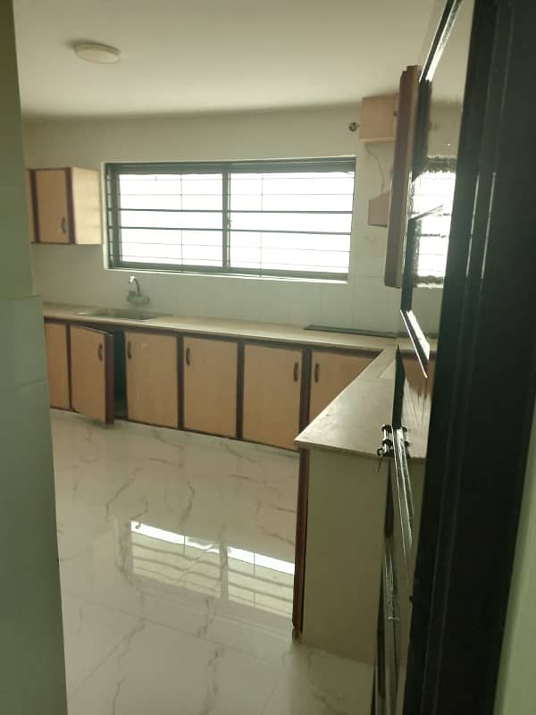 Gulberg 2.5 Kanal Upper Portion 5 Beds with Separate Gate Near Main Road Gulberg 3 3