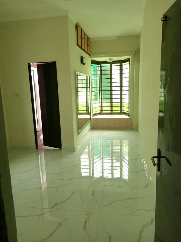 Gulberg 2.5 Kanal Upper Portion 5 Beds with Separate Gate Near Main Road Gulberg 3 4