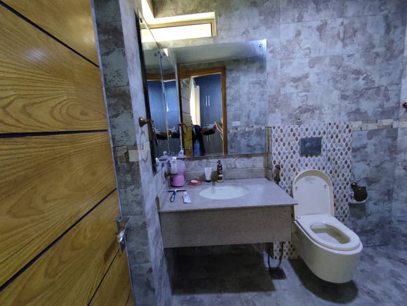 10 Marla House In Bahria Town Lahore For Rent 16