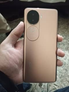 vivo v40e 18 dair mahena use hua ha 10/10 condition Daba charger sath