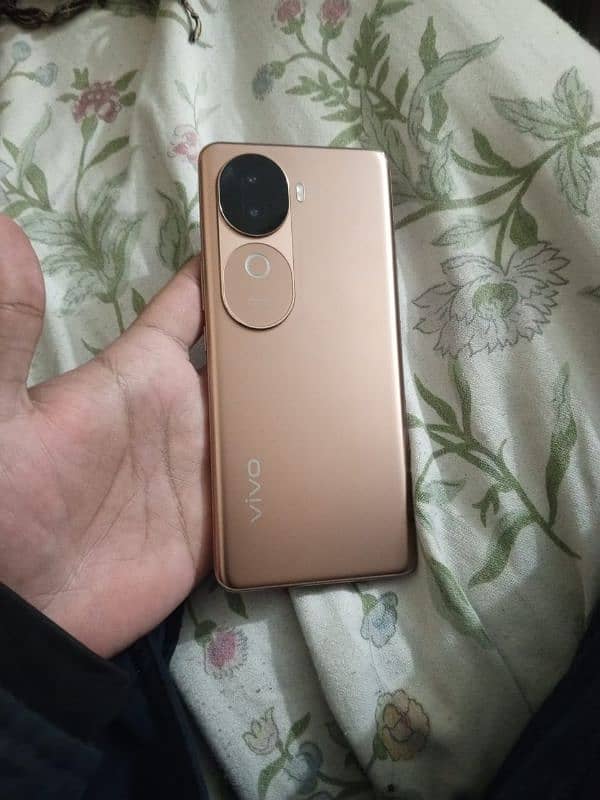 vivo v40e 18 dair mahena use hua ha 10/10 condition Daba charger sath 2