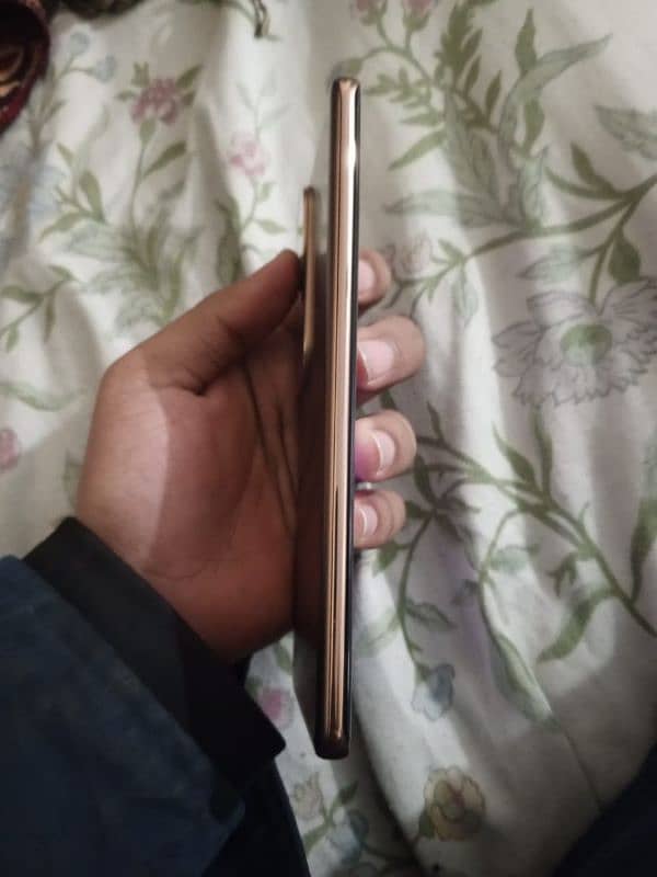 vivo v40e 18 dair mahena use hua ha 10/10 condition Daba charger sath 4