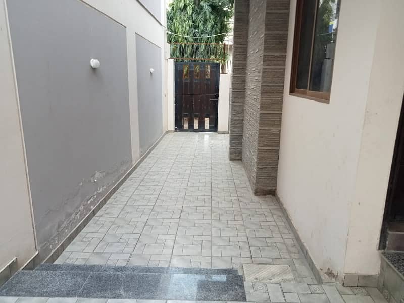 244 Square Yards Town House Behind Dollman Mall Tariq Road PECHS Block 3 2