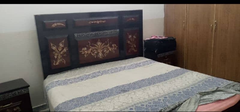 King Size Bed With 2x Side Table Along With Table Dressing 1