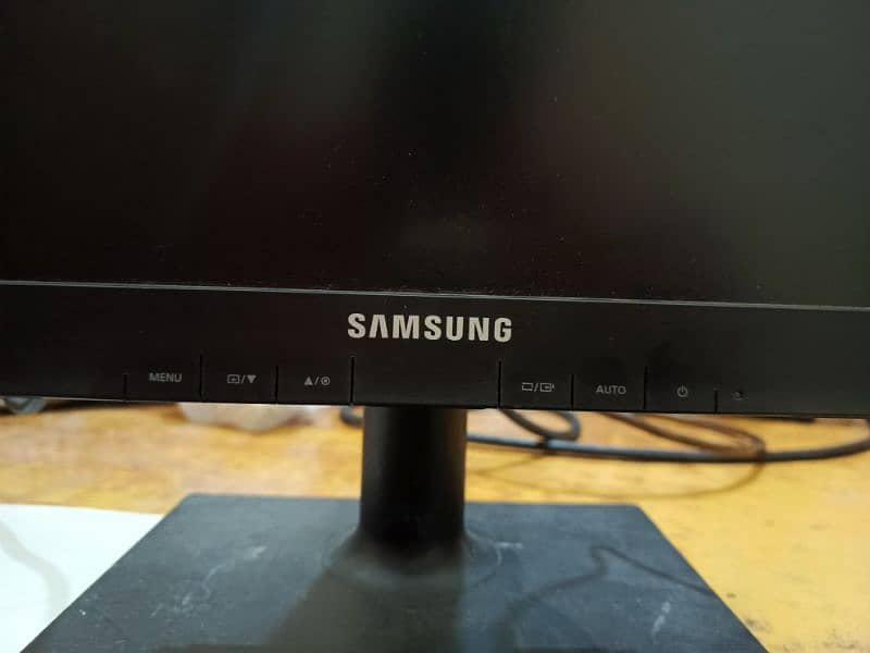 Samsung LED 24" Full HD+ (Lush Condition) 4