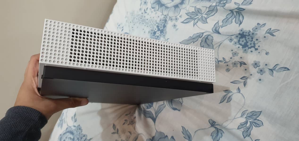 Xbox One S 1 TB Bought From Saudi Arabia for 1200 SAR used for a week 3