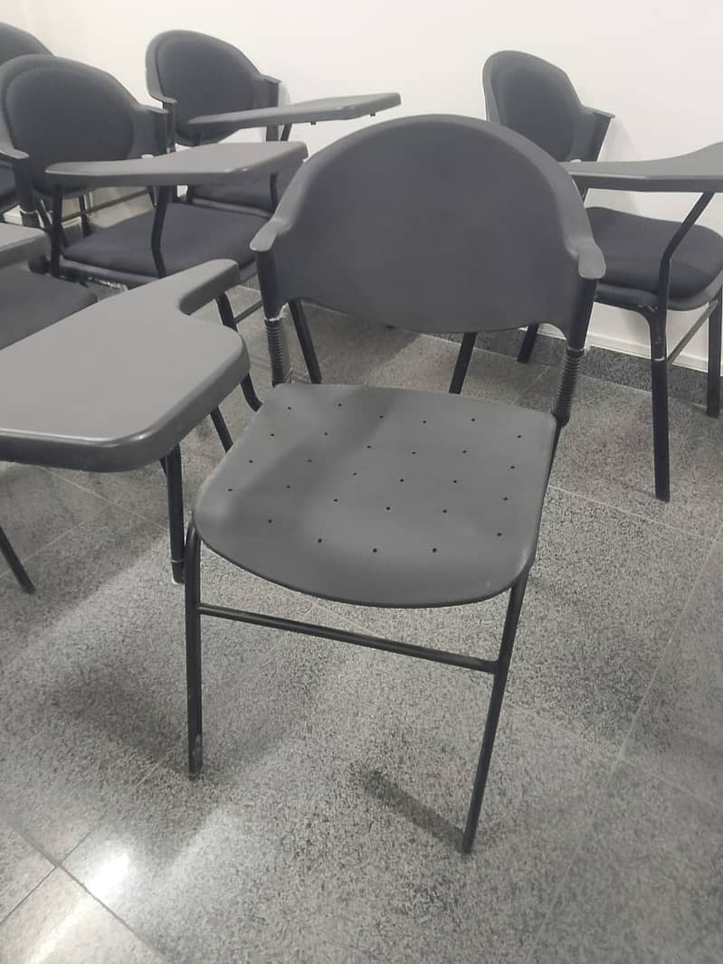 Student chairs with right hand side, Boss color black. 1