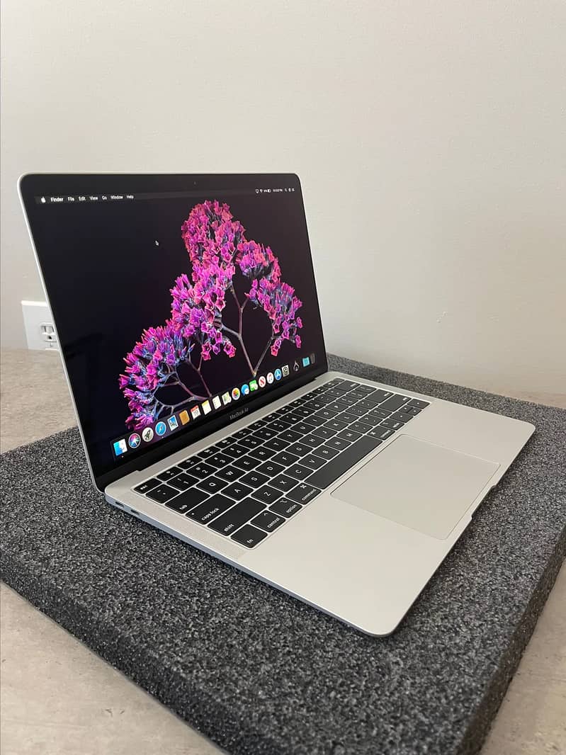 MacBook Pro 2017, 256, Non Touch, 2 piece Read ad 1