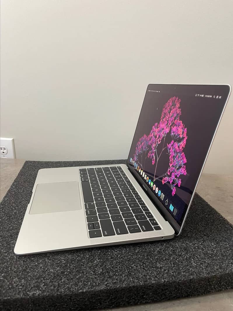 MacBook Pro 2017, 256, Non Touch, 2 piece Read ad 3