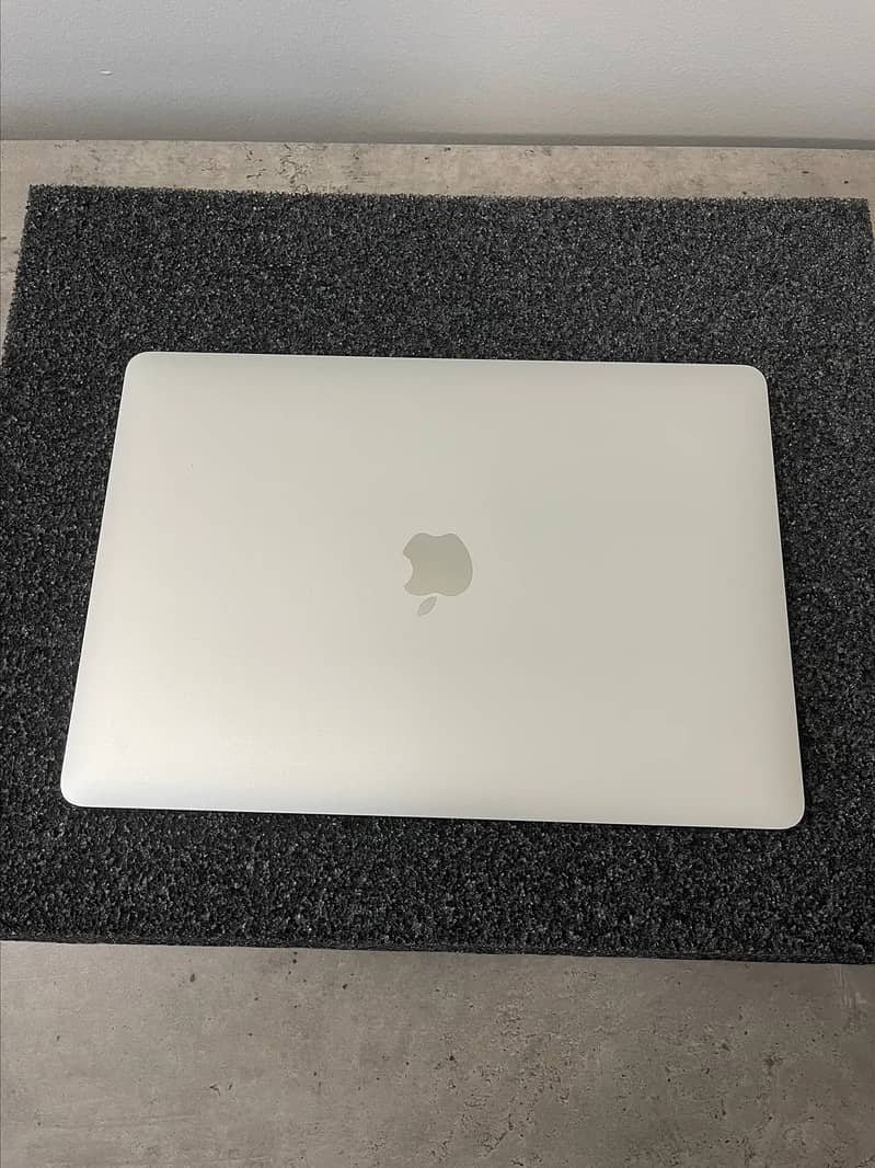 MacBook Pro 2017, 256, Non Touch, 2 piece Read ad 4