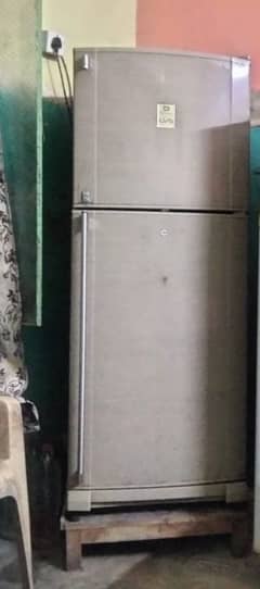 Dawlance medium size fridge 0304/48/75/326