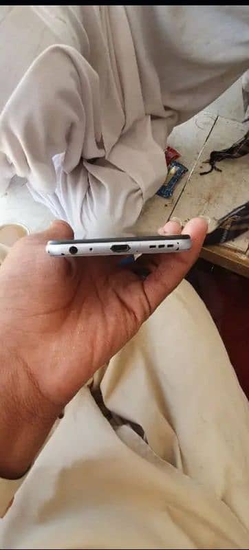 mobile and box vip koi bhi fault nhi sirf lcd pe 2 3 dot hai 1