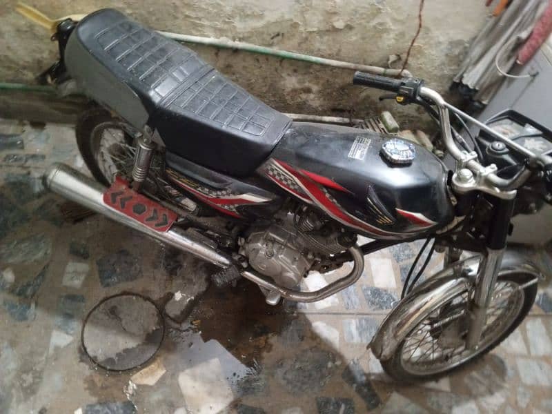 Honda 125 engine new karwa kick lagni ha Baki all ok ha 0