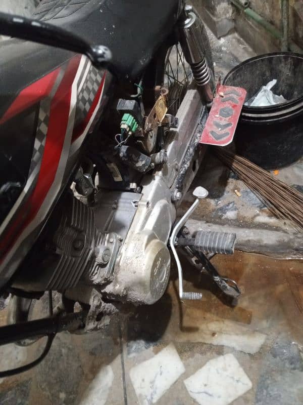 Honda 125 engine new karwa kick lagni ha Baki all ok ha 5