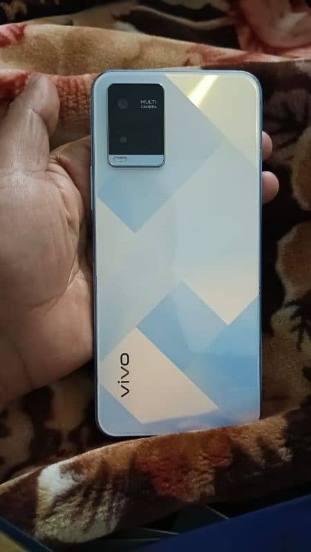 vivo y21s 6.128 GB farent camera saf Karna hy full box k sat hy 1