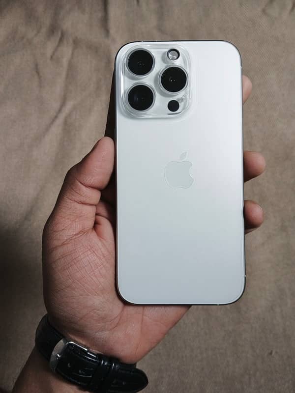 iPhone 15 Pro, 256GB (white titanium) + 3 Back Covers 7