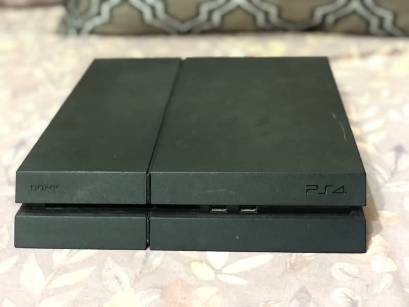 PS4 ( 500 GB ) with 2 dualshock wireless controllers 1