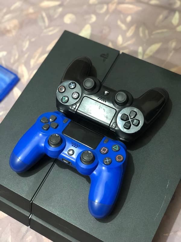 PS4 ( 500 GB ) with 2 dualshock wireless controllers 3