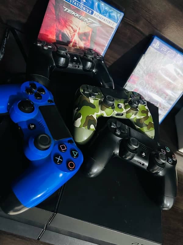 PS4 fat edition with controllers and games 2