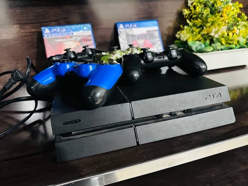 PS4 fat edition with controllers and games 4