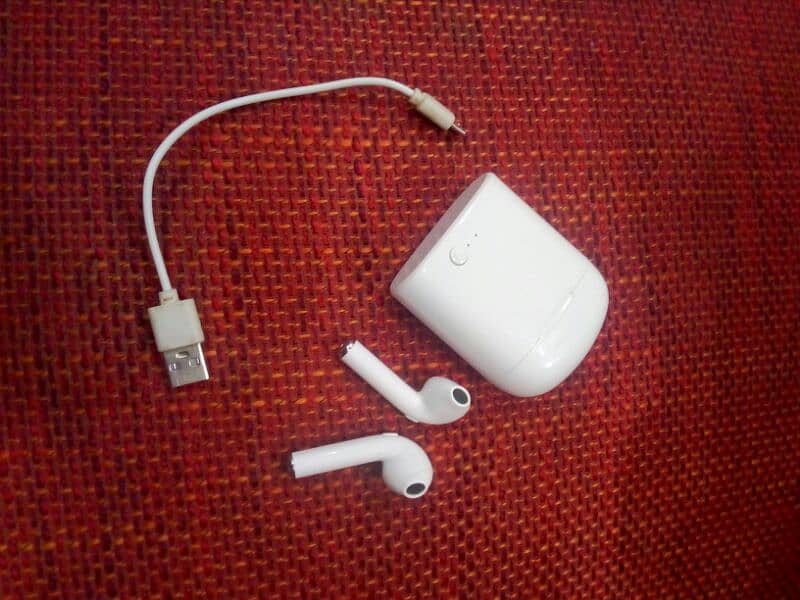 i7S TWS Earphone 10/10 condition with box and charger 2