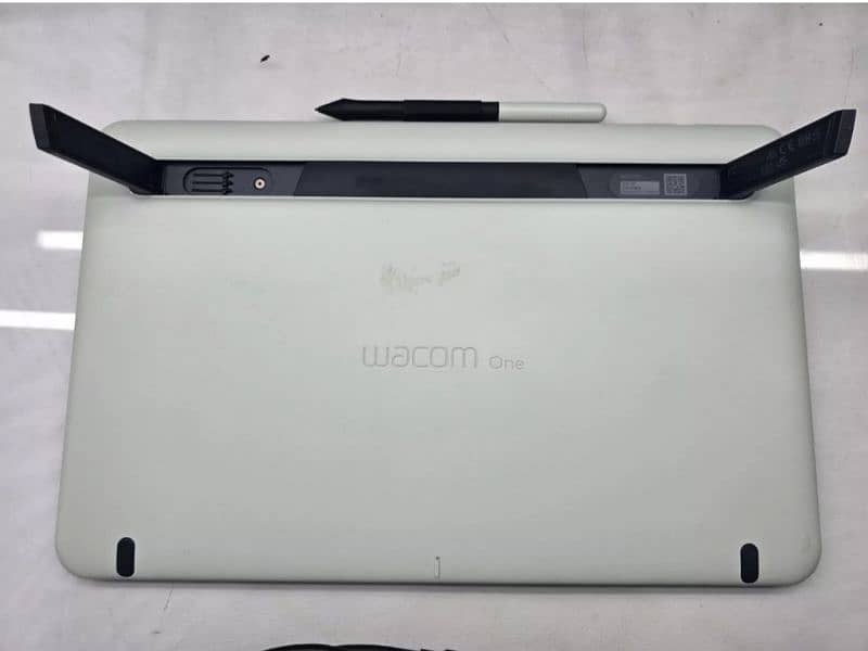 Wacom One Pen Digital Drawing Tablet with 13.3" inch DTC133 A 5